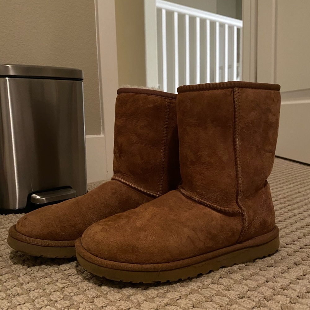 Tan short uggs